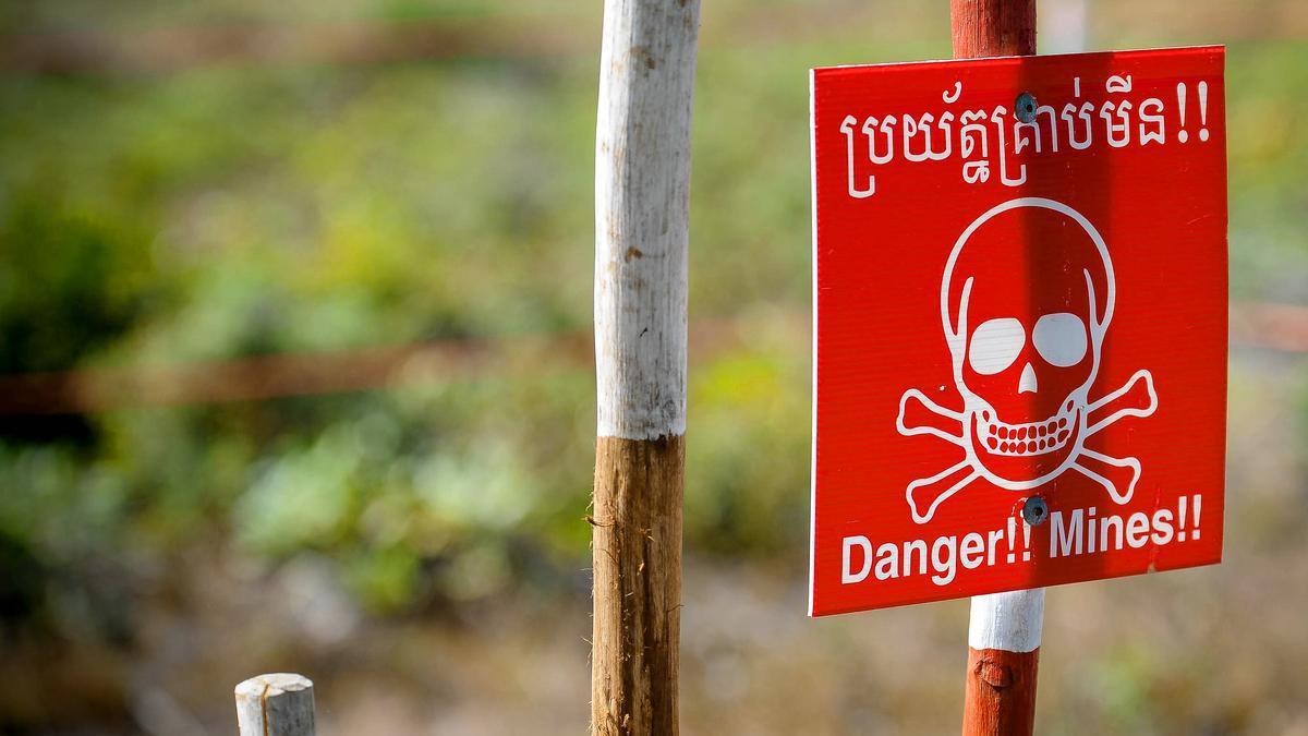 Imagen de archivo de un cartel alertando de la presencia de minas antipersona en Camboya.