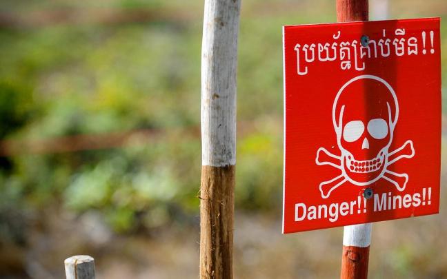 Imagen de archivo de un cartel alertando de la presencia de minas antipersona en Camboya. / EP Imagen de archivo de un cartel alertando de la presencia de minas antipersona en Camboya.