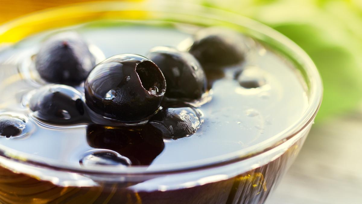 Un cuenco con una ración de aceitunas negras.