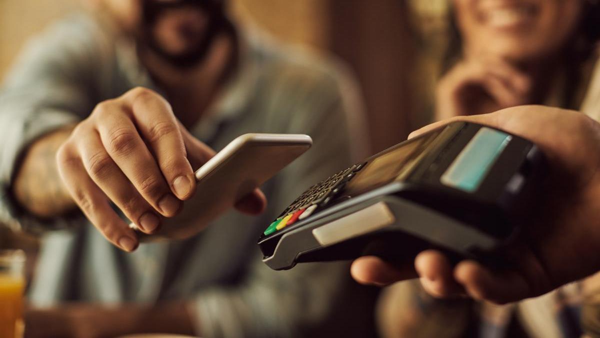 Pagar con contactless.
