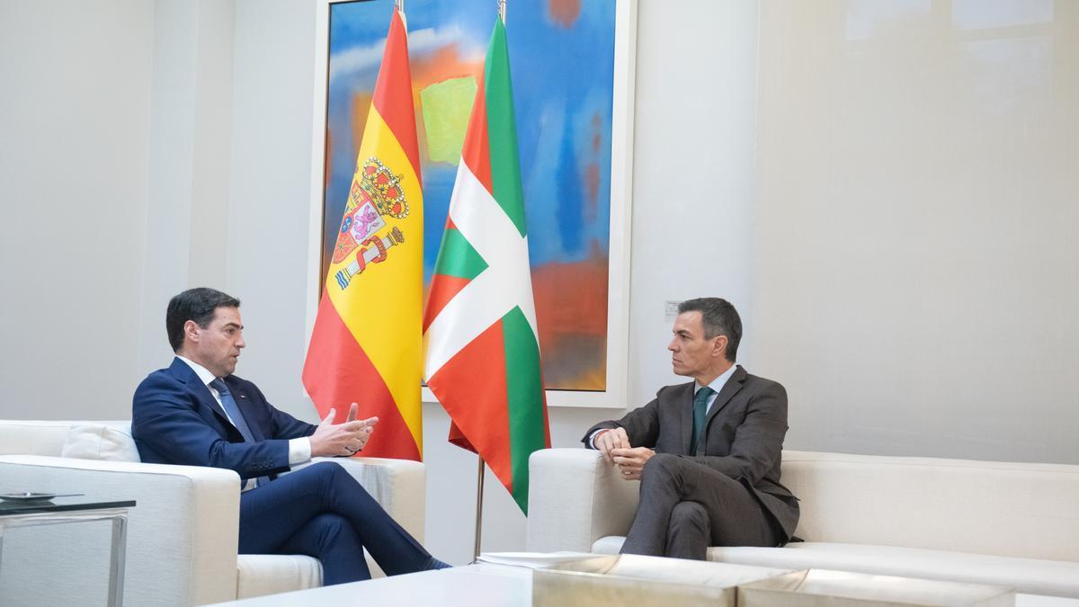 El lehendakari, Imanol Pradales, y el presidente del Gobierno, Pedro Sánchez, durante una reunión en el Complejo de la Moncloa