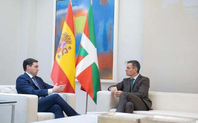 El lehendakari, Imanol Pradales, y el presidente del Gobierno, Pedro Sánchez, durante una reunión en el Complejo de la Moncloa