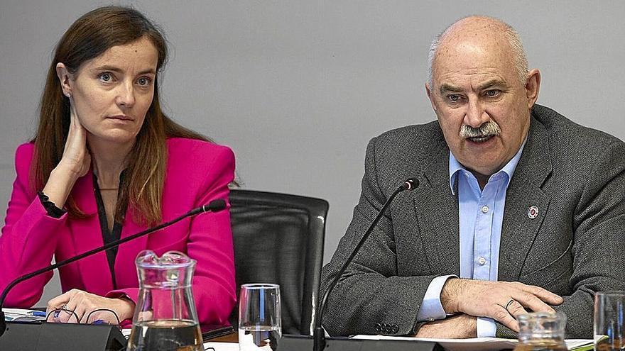 La directora general de Vivienda, Ana Bretaña, y el consejero Aierdi, ayer.