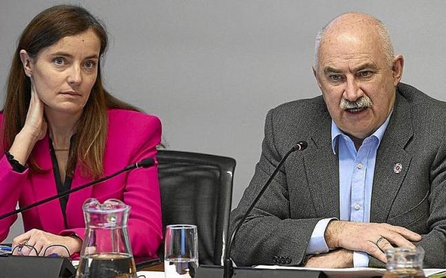 La directora general de Vivienda, Ana Bretaña, y el consejero Aierdi, ayer.