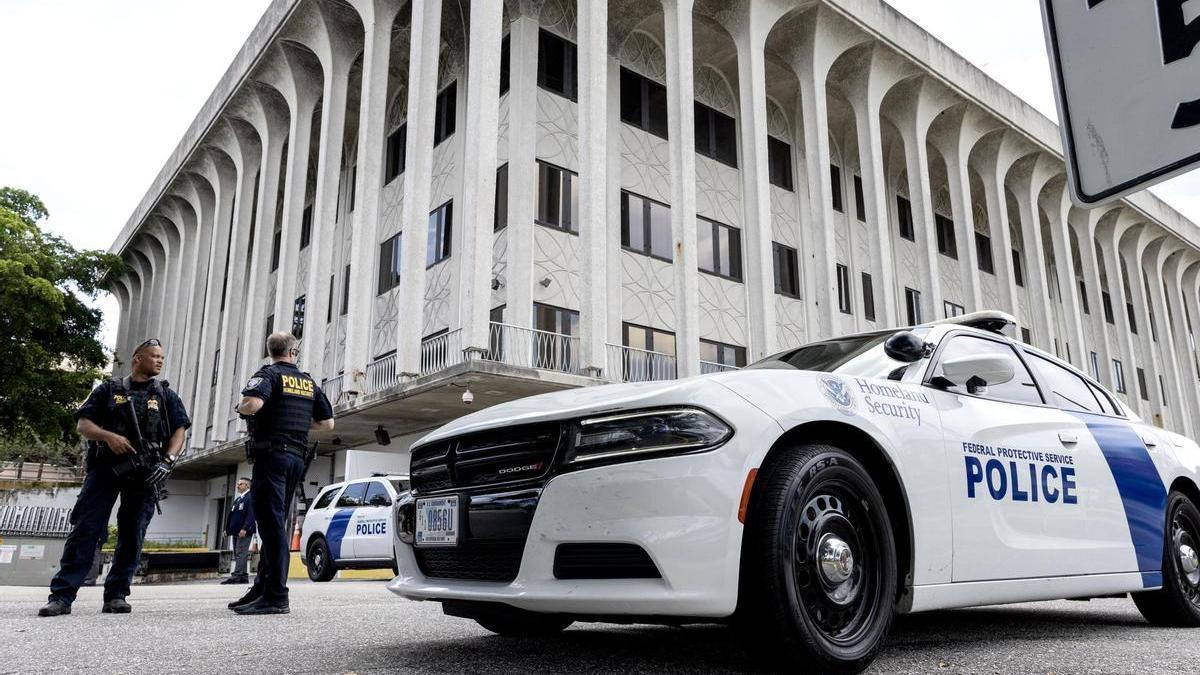 Policías custodian la corte en la que ha comparecido Ryan Routh.