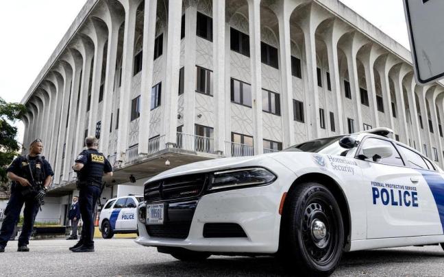 Policías custodian la corte en la que ha comparecido Ryan Routh. / EFE Policías custodian la corte en la que ha comparecido Ryan Routh.