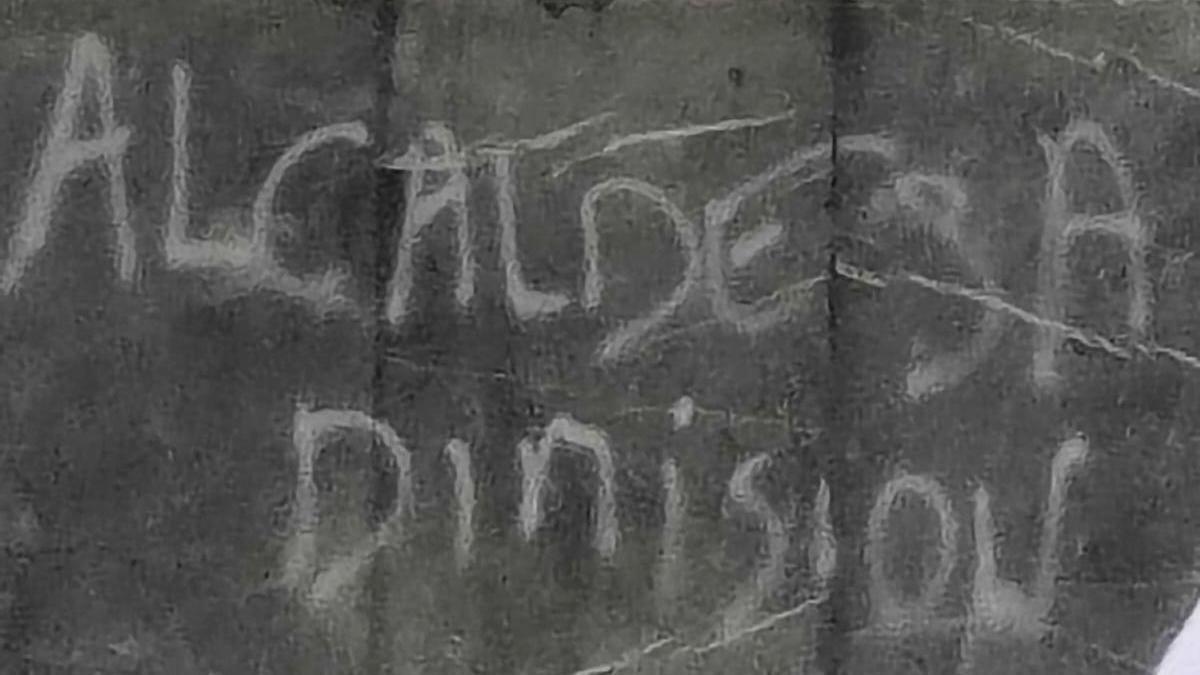 Unas de las pintadas que han aparecido en el entorno de la casa consistorial de Deba