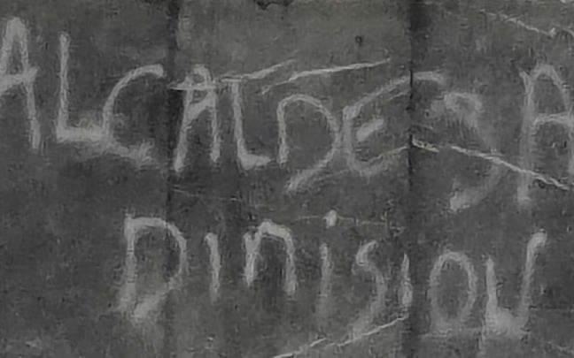 Unas de las pintadas que han aparecido en el entorno de la casa consistorial de Deba / Udala Unas de las pintadas que han aparecido en el entorno de la casa consistorial de Deba