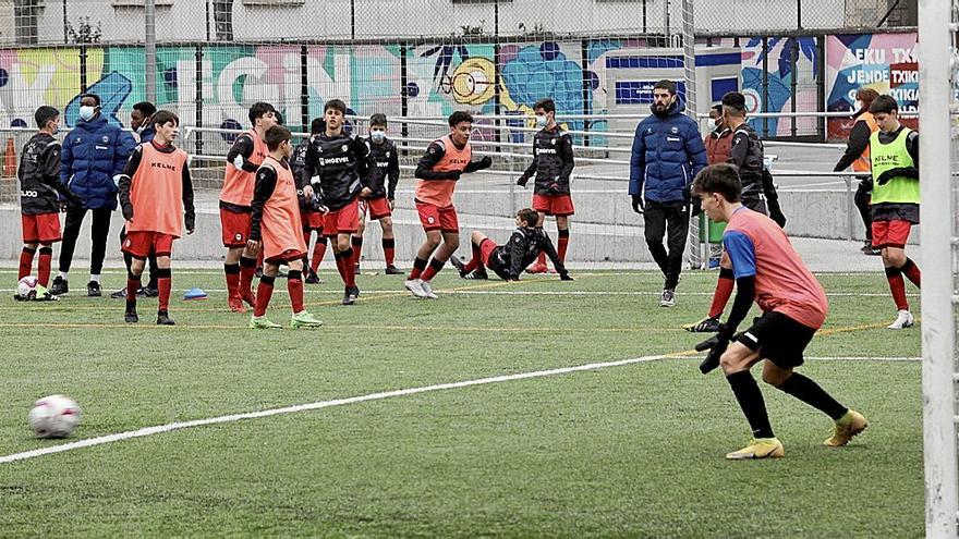 Un grupo de menores durante un entrenamiento con su equipo