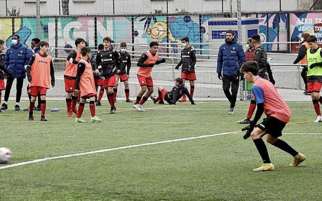 Un grupo de menores durante un entrenamiento con su equipo