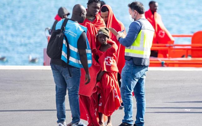 Rescate de una patera en una imagen de archivo