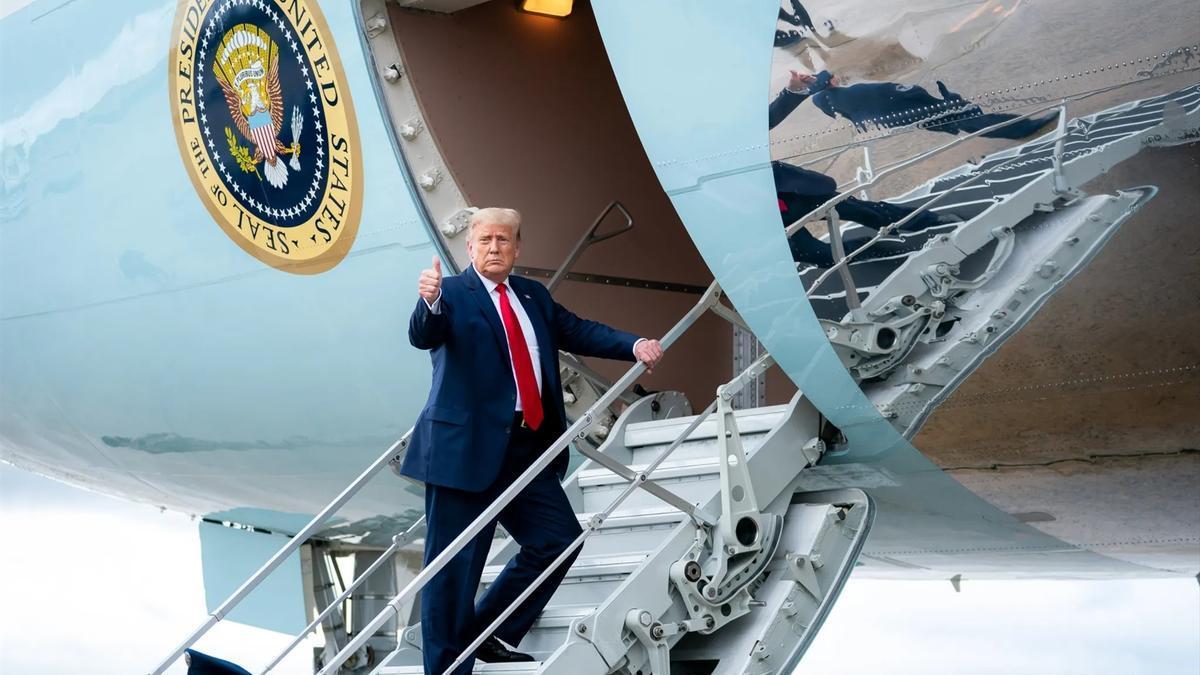 Donald Trump, en las escaleras del Air Force One.