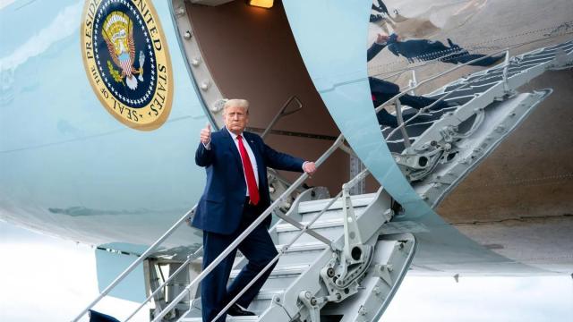 Donald Trump, en las escaleras del Air Force One. / EP Donald Trump, en las escaleras del Air Force One.