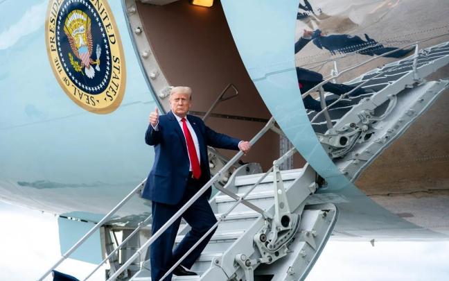 Donald Trump, en las escaleras del Air Force One. / EP Donald Trump, en las escaleras del Air Force One.
