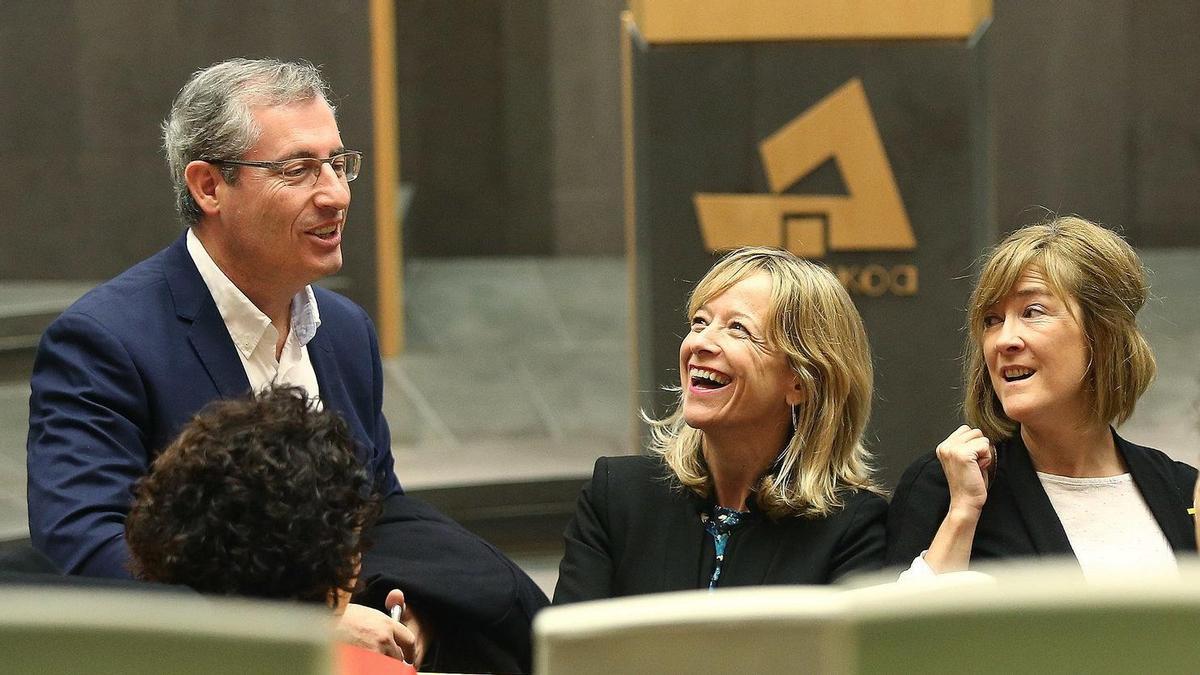 El exdiputado foral de Gipuzkoa, el jeltzale Markel Olano, con la actual diputada, Eider Mendoza