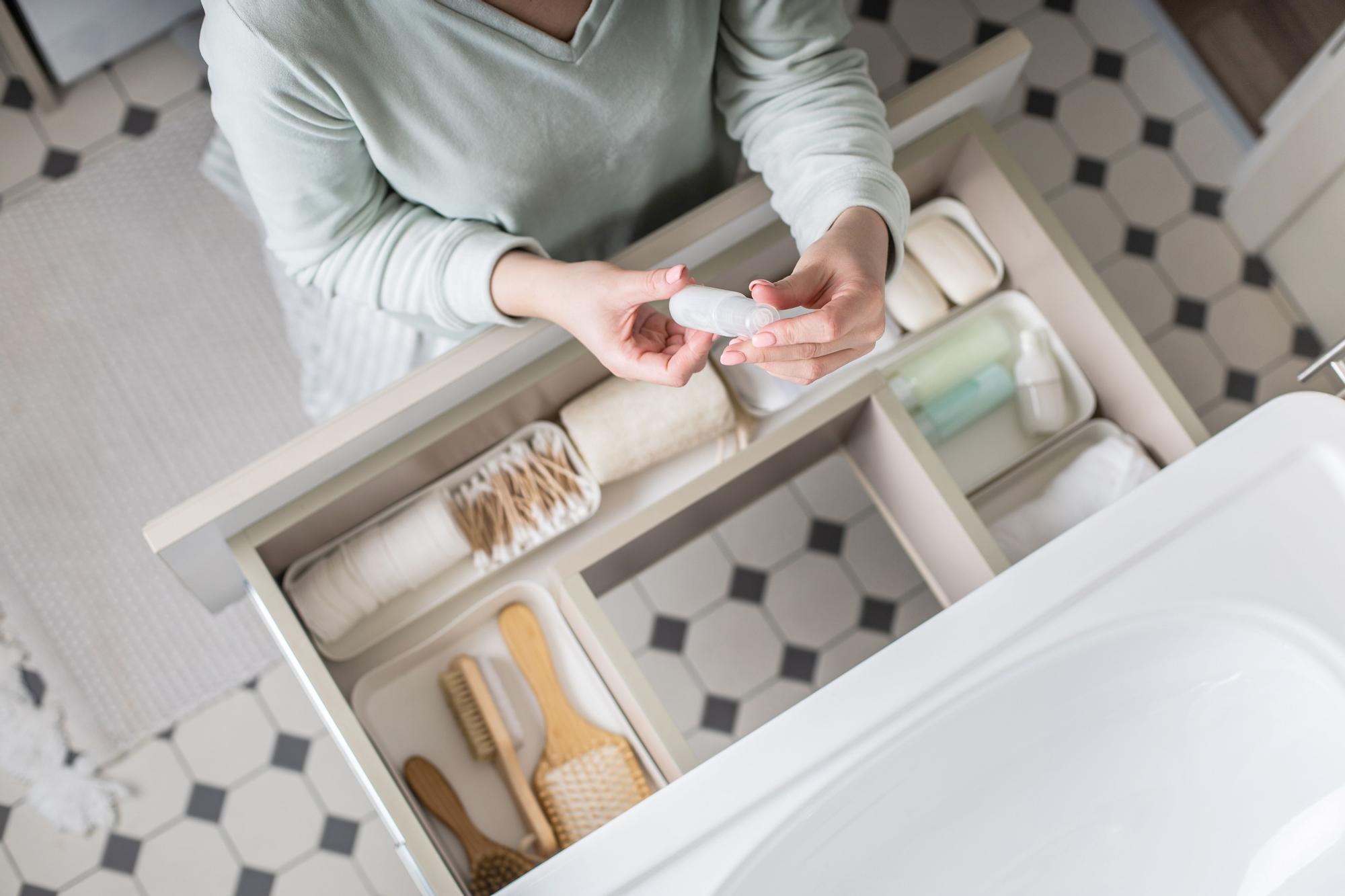 Organizar los cajones del baño con separadores permite tener todo a mano y aprovechar mejor el espacio.