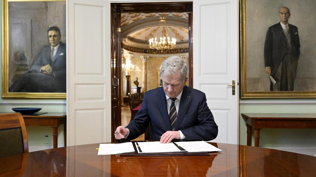 El primer ministro finlancés, Sauli Niinistö, firma el protocolo de adhesión a la OTAN.
