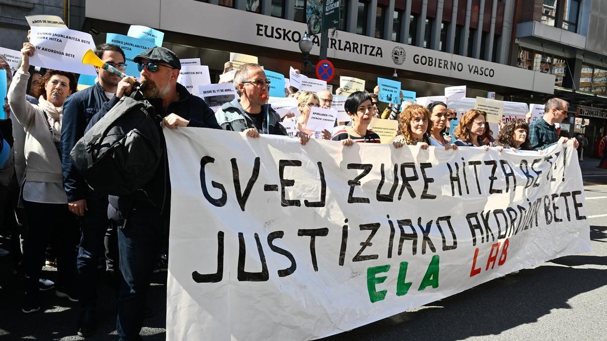 Participantes en la jornada de huelga de este miércoles de los funcionarios de Justicia de la CAV.