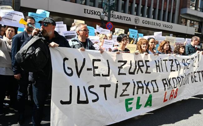 Participantes en la jornada de huelga de este miércoles de los funcionarios de Justicia de la CAV.