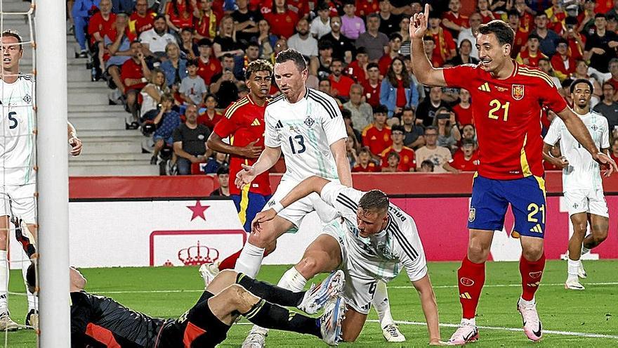 Oyarzabal celebra el gol que marcó anoche a Irlanda del Norte, el quinto de España. / EFE