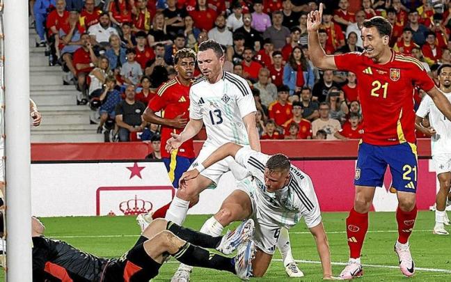 Oyarzabal celebra el gol que marcó anoche a Irlanda del Norte, el quinto de España. / EFE
