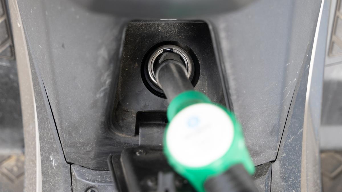 Repostaje en una gasolinera.