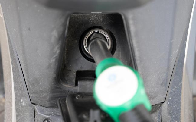 Repostaje en una gasolinera.