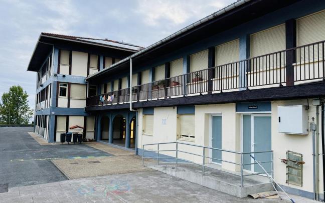 Fachada de la Herri Eskola Iturzaeta de Getaria.