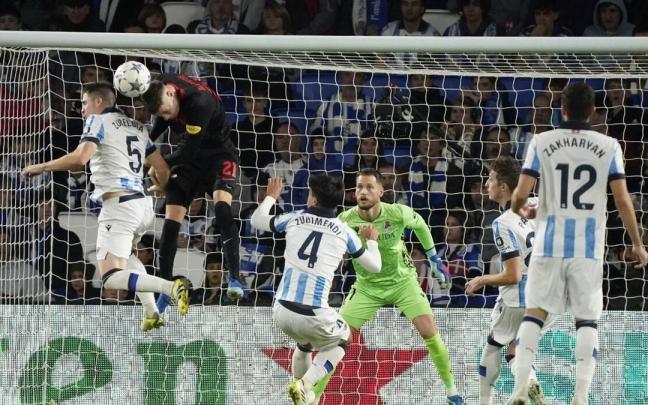 Zubeldia y Zubimendi defienden en uno de los pocos acercamientos del Salzburgo. / RUBEN PLAZA