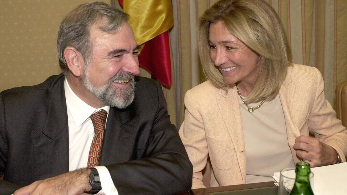 La presidenta de la Comisión Nacional del Mercado de Valores (CNMV), Pilar Valiente, conversa con el diputado socialista y miembro de la Comisión de Economía y Hacienda del Congreso de los Diputados, Juan Manuel Eguiagaray.