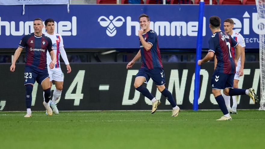 Bautista celebra en Ipurua el único gol del partido de la primera vuelta contra el Eldense. / LALIGA