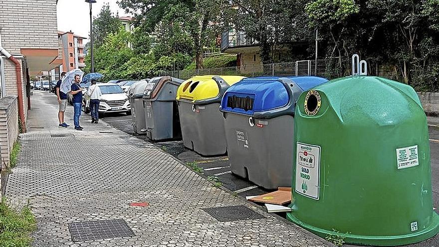Una isla de contenedores en una calle de Andoain.