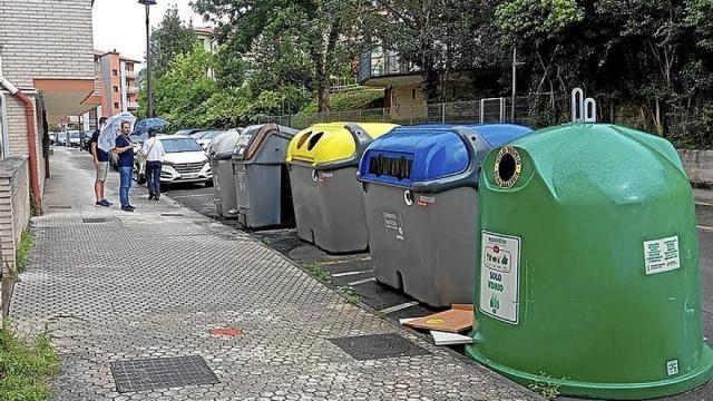 Una isla de contenedores en una calle de Andoain.