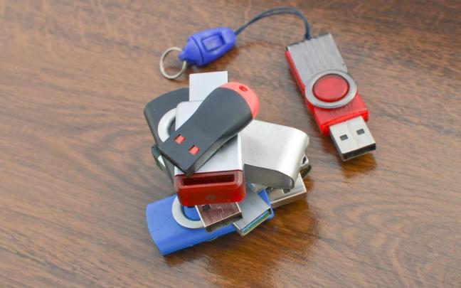 Pendrives rescatados del fondo de un cajón. / Freepik Pendrives rescatados del fondo de un cajón.