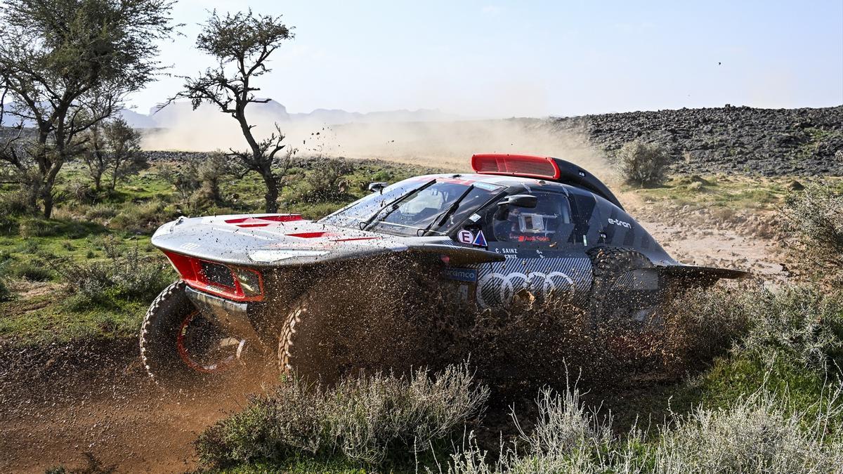 Carlos Sainz en su Audi RS Q E-Tron E2, durante el Stage 1 del Dakar 2024