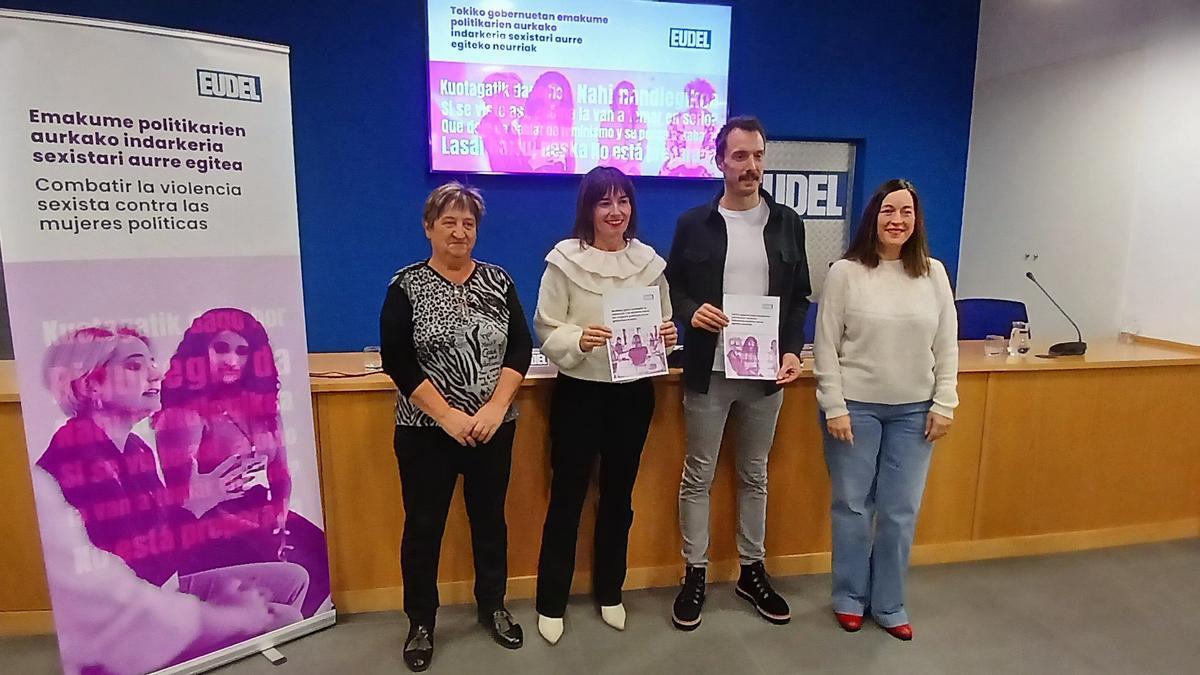 Nati López de Munain, Esther Apraiz, Xabier Lertxundi e Isabel Cadaval presentan las medidas de Eudel para combatir la violencia sexista contra las mujeres.