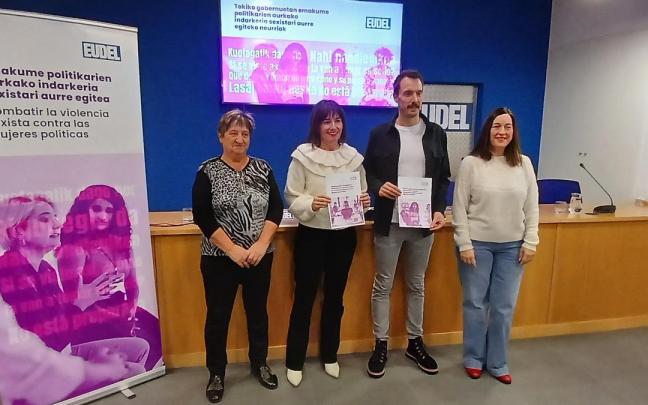 Nati López de Munain, Esther Apraiz, Xabier Lertxundi e Isabel Cadaval presentan las medidas de Eudel para combatir la violencia sexista contra las mujeres.