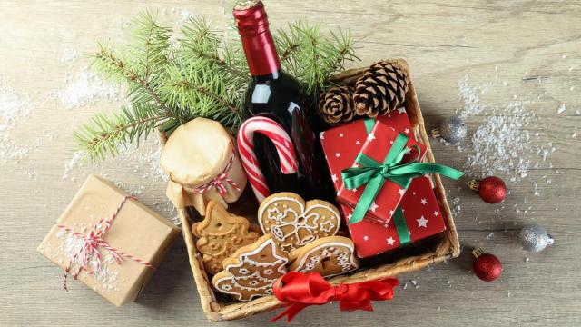 Pequeña cesta de Navidad con productos típicos.