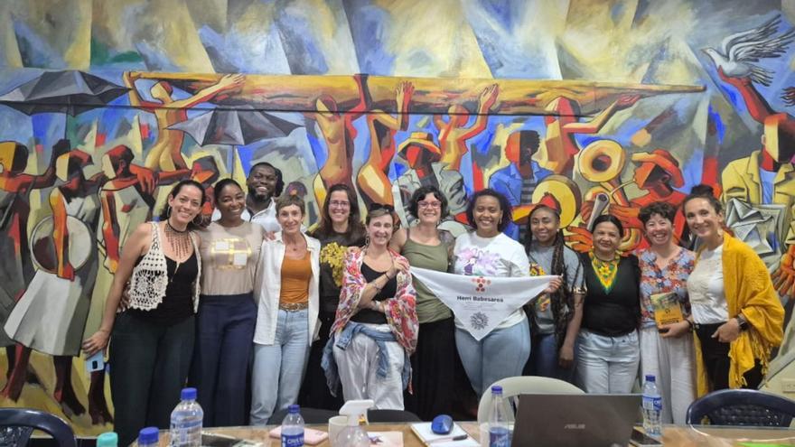 La concejala de Gobernanza Feminista de Laudio, Nagore Gomara, (tercera por la izquierda) con la misión internacional en Colombia