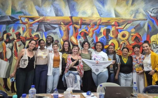 La concejala de Gobernanza Feminista de Laudio, Nagore Gomara, (tercera por la izquierda) con la misión internacional en Colombia