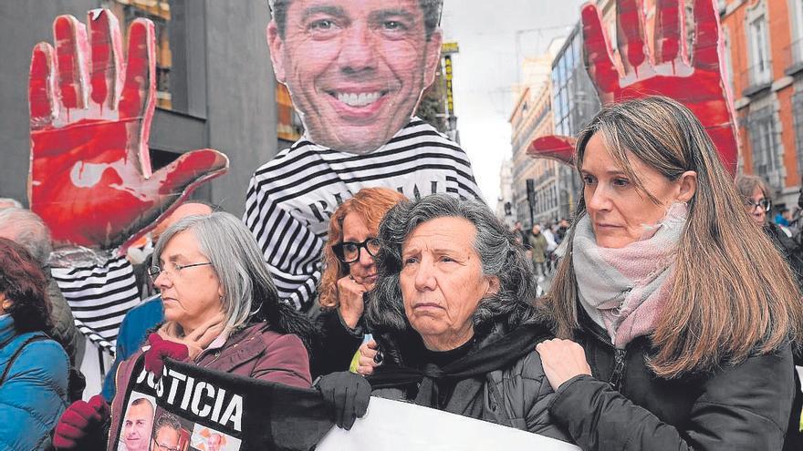 Manifestantes y colectivos de familiares de víctimas de la dana concentrados ante el Congreso.