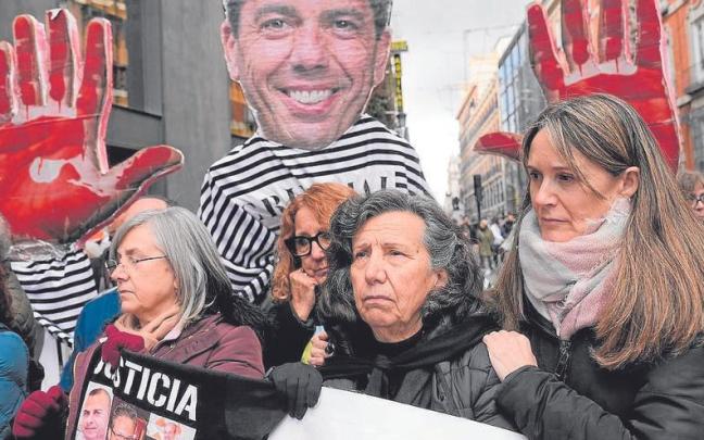 Manifestantes y colectivos de familiares de víctimas de la dana concentrados ante el Congreso.
