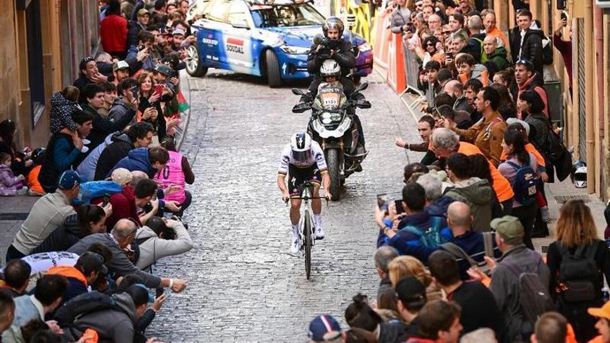 Evenepoel rueda por el tramo adoquinado atestado de aficionados.