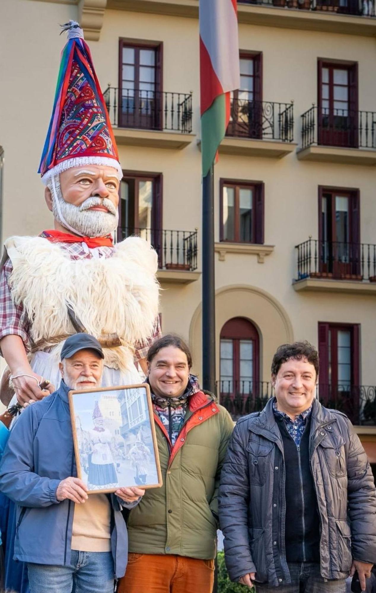 Laxaro Erregerena, joalduna, Rubén Platero, creador del gigante, y Xabier Txurruka, alcalde de Zarautz.