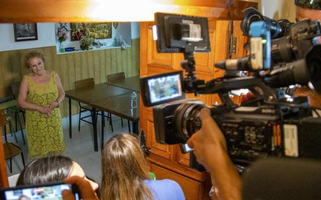 Ángeles Béjar, madre de Luis Rubiales, atiende a los medios.