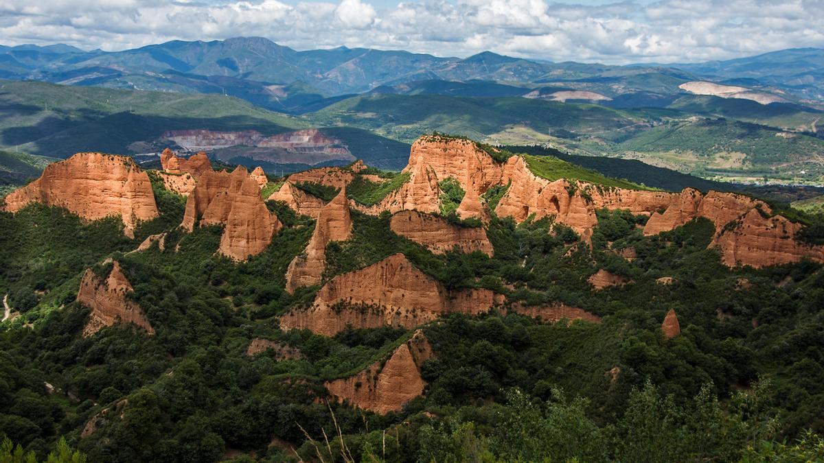 El rojo y el verde de Las Médulas leonesas dan color a un paisaje que empezaron a moldear los romanos.