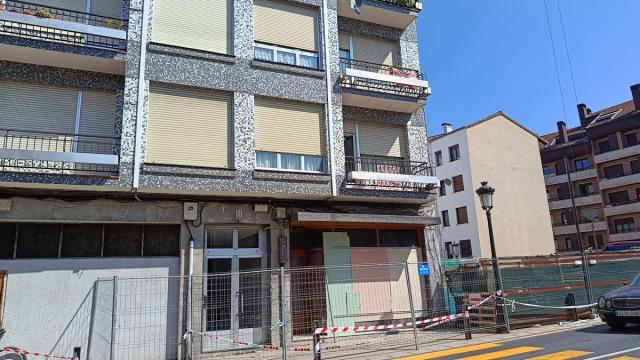 El portal está actualmente precintado y por seguridad la comunidad no puede acceder a sus viviendas