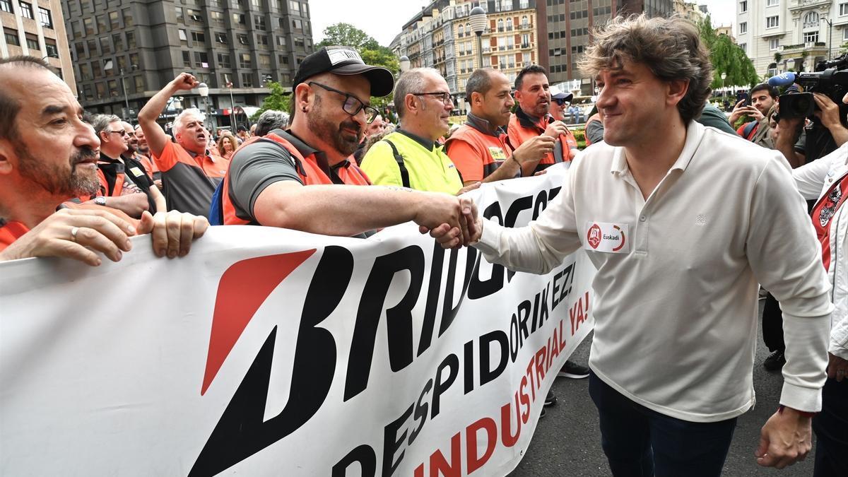 El secretario general del PSE-EE, Eneko Andueza, saluda a los trabajadores de Bridgestone.