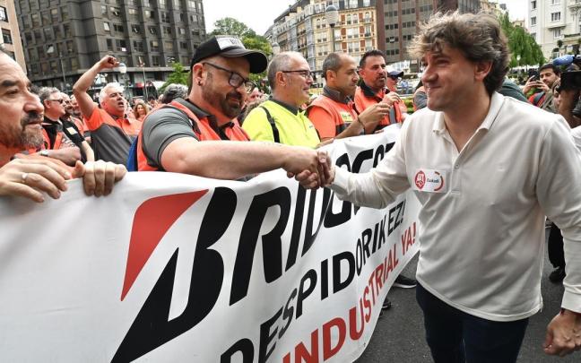 El secretario general del PSE-EE, Eneko Andueza, saluda a los trabajadores de Bridgestone.