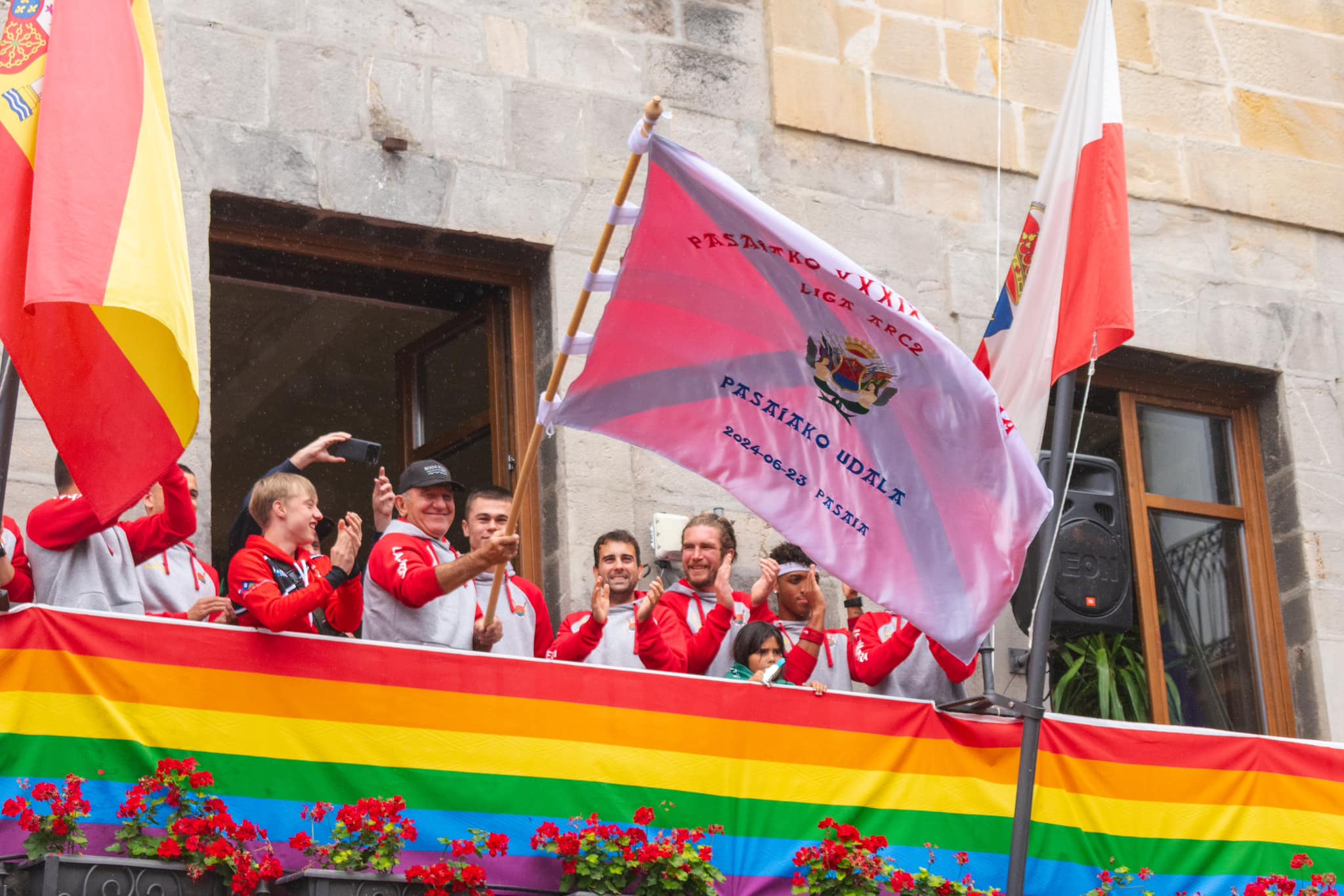 José Luis Korta ondea en el balcón del Ayuntamiento de Castro una bandera con La Marinera / Guillermo Agudo